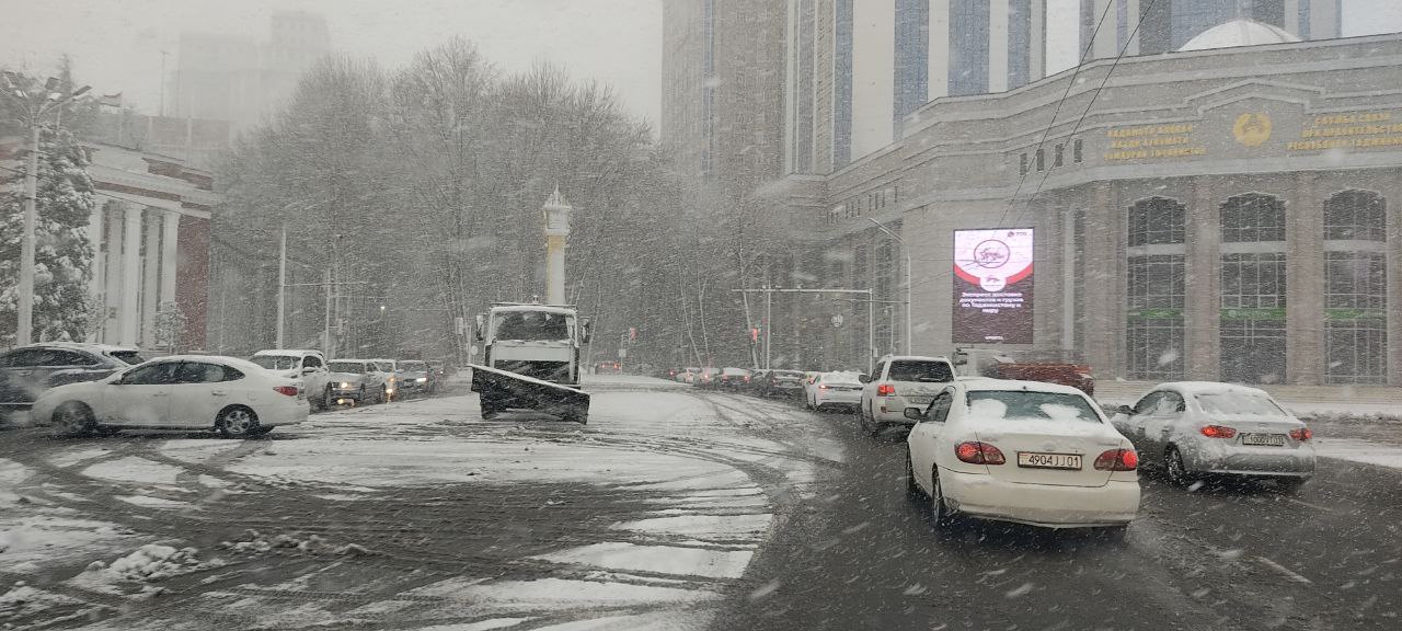 улица Рудаки в Душанбе зимой 