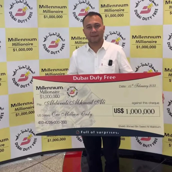 Абдували Ахмадали, выигравший миллион в Дубае получил чек