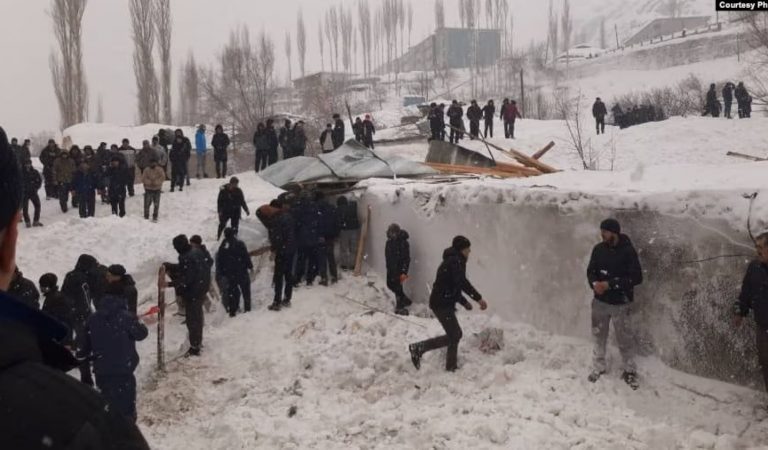 В Таджикистане в результате схода лавин погибло 10 человек