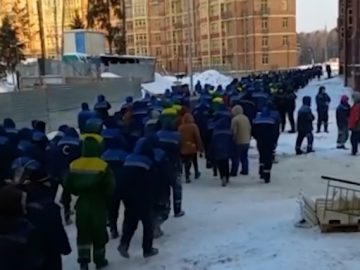 22 февраля таджикские и узбекские трудовые мигранты вышли на акцию протеста перед зданием строительной компании «Крокус Групп»