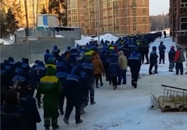 22 февраля таджикские и узбекские трудовые мигранты вышли на акцию протеста перед зданием строительной компании «Крокус Групп»