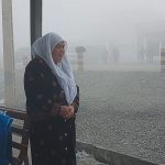 Одинокая женщина стоит на женском мардикорбозоре в Бохтаре в ожидании работы