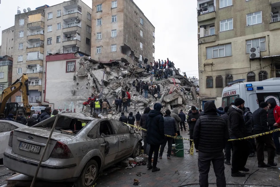 землетрясение в турции Диярбакыр, Турция, Рейтерс1