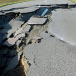 Разрушенная землетрясением дорога