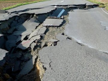 Разрушенная землетрясением дорога