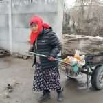 Одинокая женщина в Душанбе на мусорке