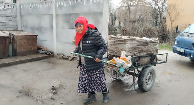 Одинокая женщина в Душанбе на мусорке