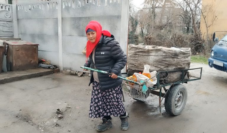 Красота на мусорке. Как одинокая женщина зарабатывает сбором баклажек в Душанбе