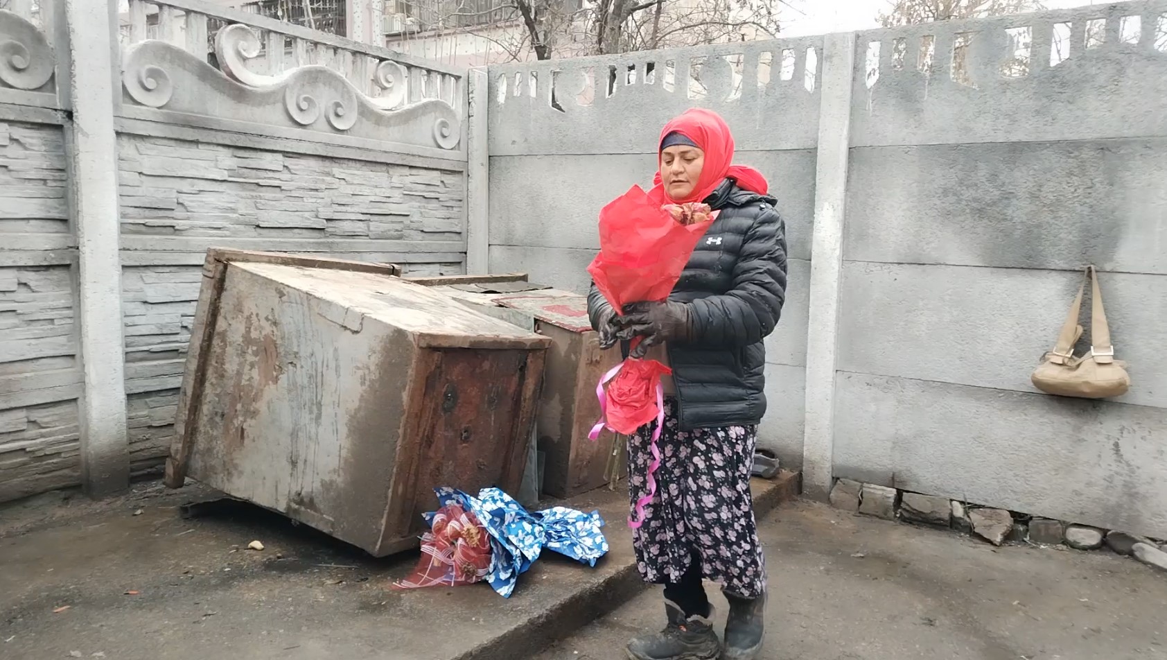 Одинокая женщина в Душанбе на мусорке собирает цветы и украшает свалку