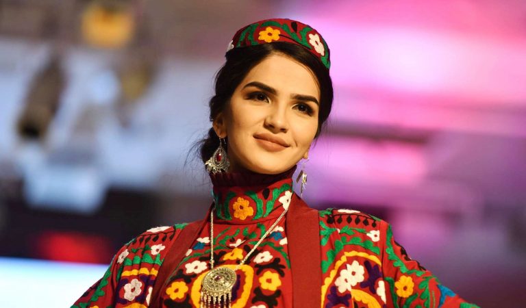 Цветущие как весна. Какие национальные платья надевают женщины в Таджикистане?