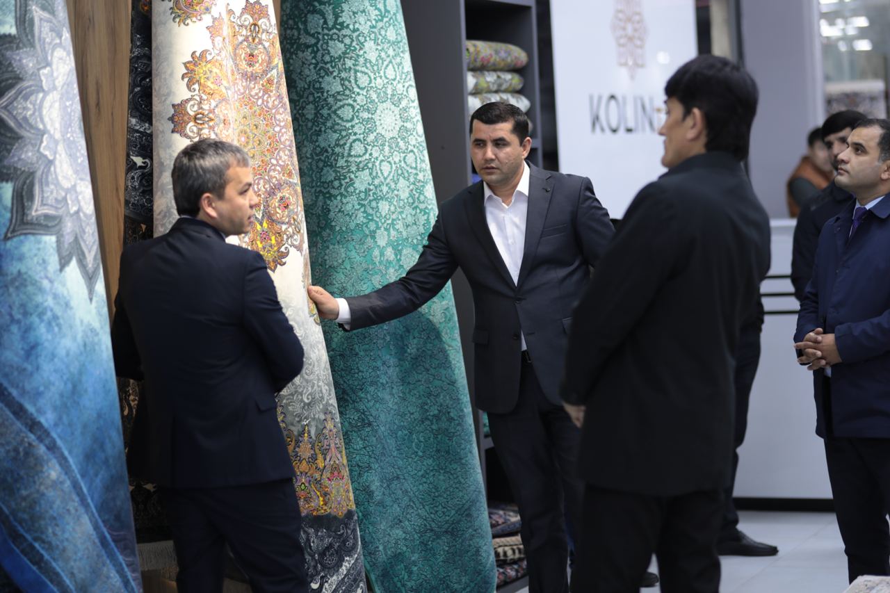 Выбор ковров на рынке Корвон, Душанбе