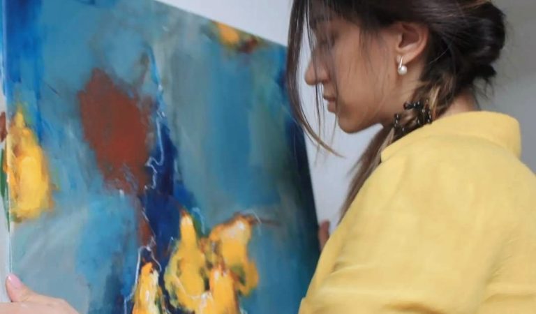 «Абстракция – это свобода». Как дизайнер одежды из Душанбе стала рисовать картины