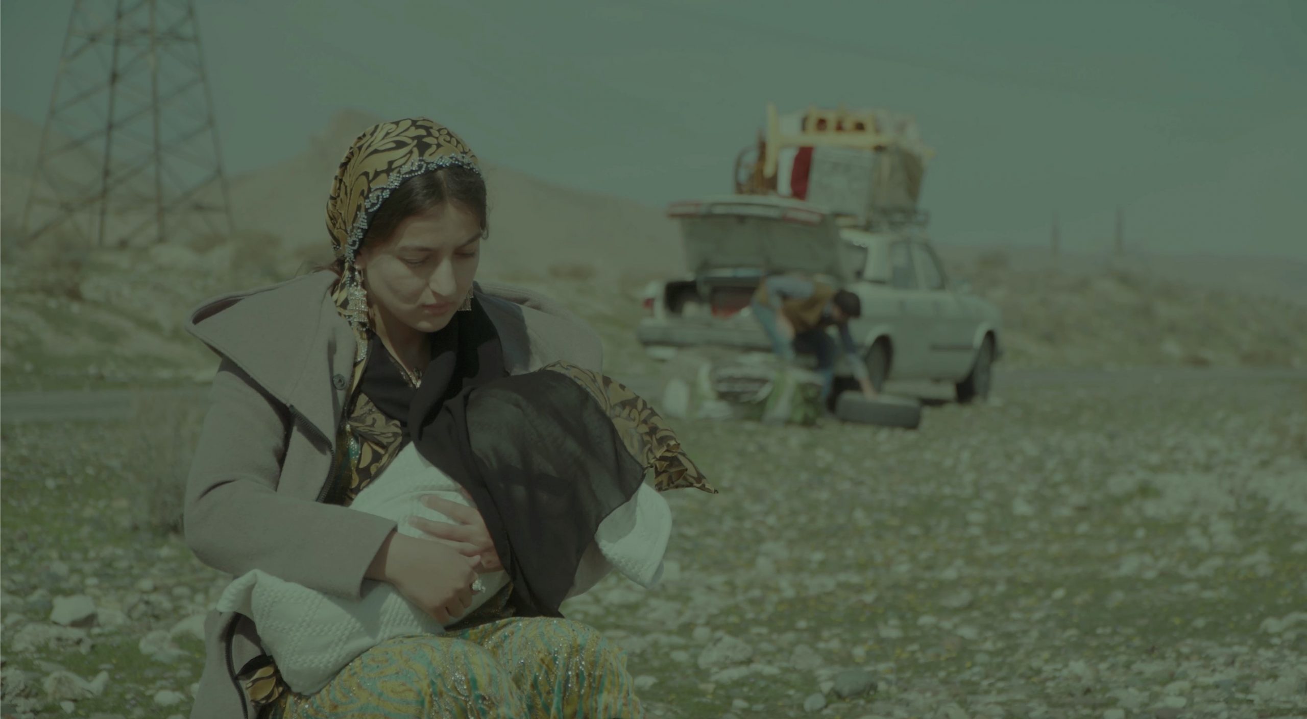 Молодая таджичка кормит ребенка на обочине дороги. Фильм "Обуза"