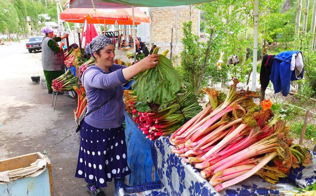 Ревень продается на рынках Таджикистана
