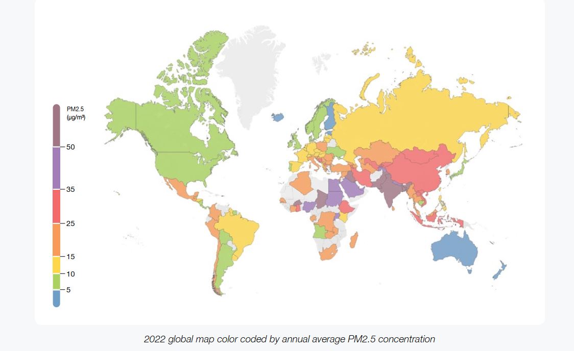 Глобальная карта 2022 года имеет цветовую кодировку среднегодовой концентрации PM2,5.