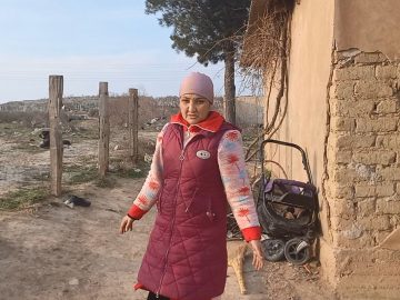 Одинокая женщина из Согда, которая больна полиартритом после миграции в России