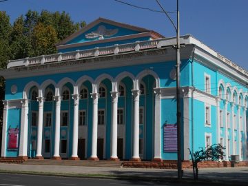 Театри ба номи А.Лоҳутӣ дар Душанбе