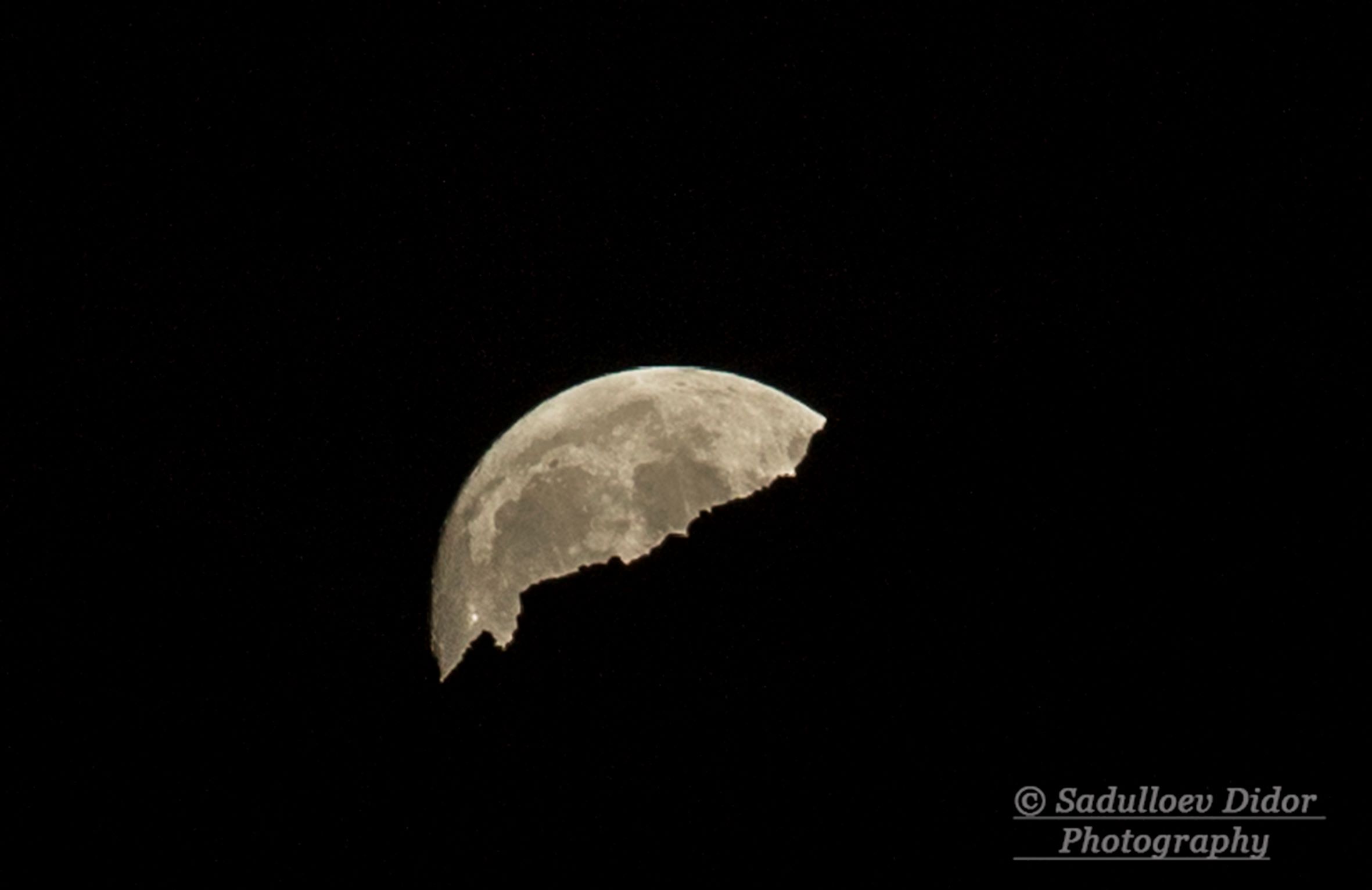 Затмение Луны. Фото Дидора Саъдуллоева