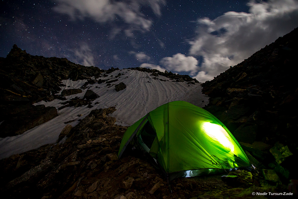 Ночевка на 5000 метров над уровнем моря. Памир. Фото Нодира Турсун-Заде