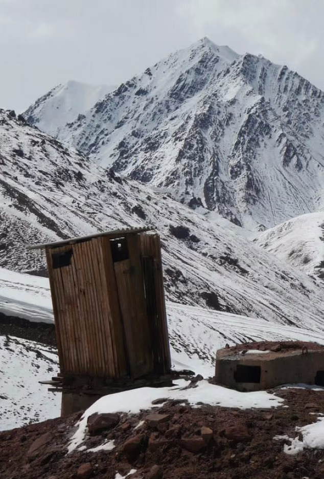 Еще один туалет в Таджикистане попал в список благодаря шаткому положению на краю среди гор.
