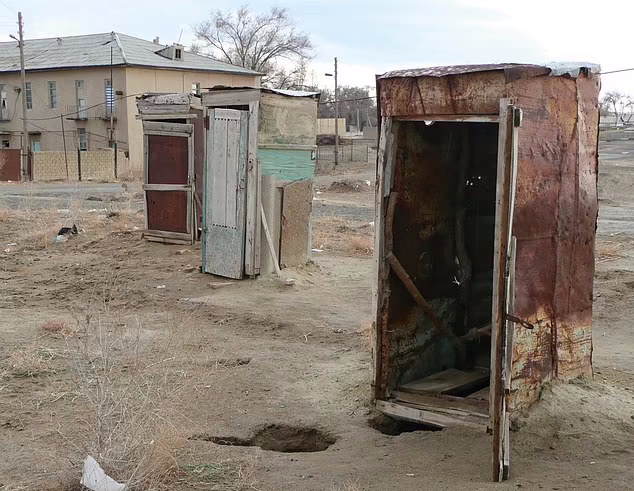 Эти туалеты в Узбекистане, по крайней мере, являются прочными конструкциями, но все равно попали в список 36 худших общественных туалетов в мире.