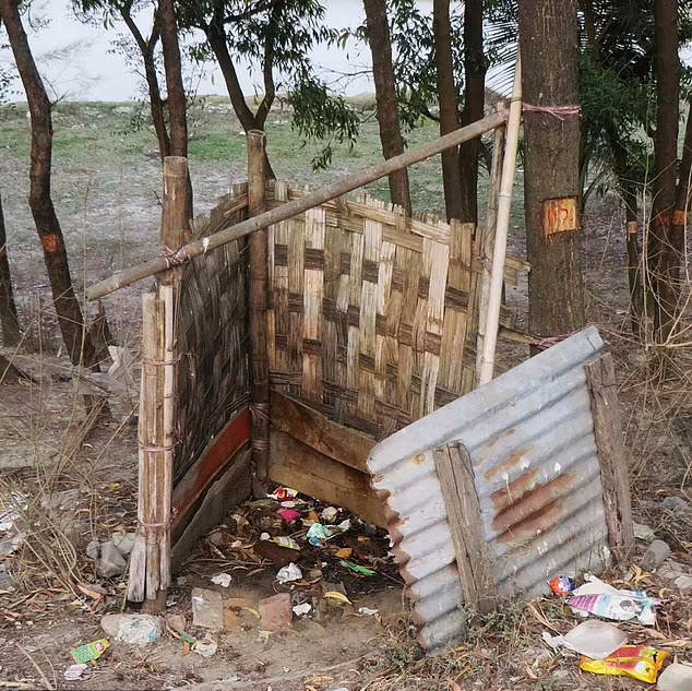 Это разрушающееся сооружение - самодельный туалет в Бангладеш