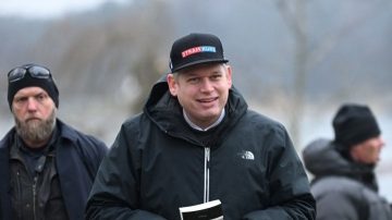 Шахсе, ки китоби муқаддаси Қуръонро оташ зада буд