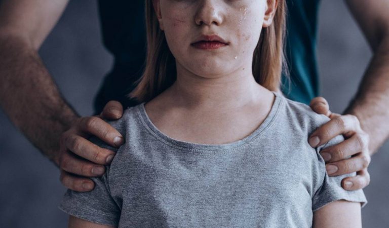 Как понять, что ребенок подвергся домогательству? Советы психолога и юриста
