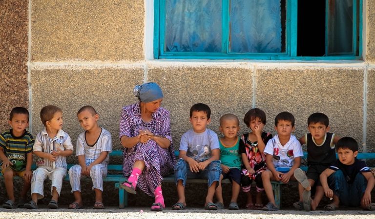 Около полумиллиона детей в Таджикистане живут в условиях острой детской продовольственной бедности