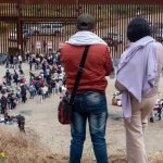 Мигранты на мексиканской границы после отмены правил. Май 2023 года