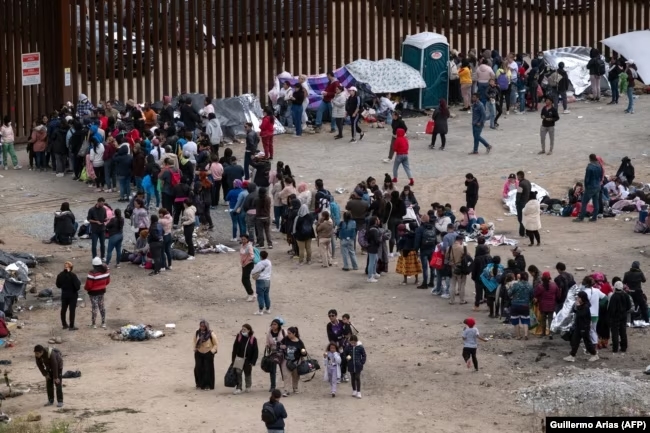 Мигранты на мексиканской границы после отмены правил. Май 2023 года
