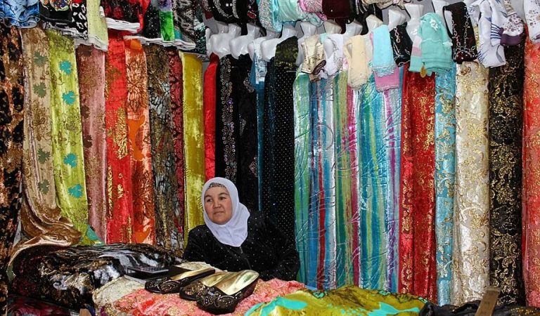 Как на севере Таджикистана женщины зарабатывают на украшении тканей