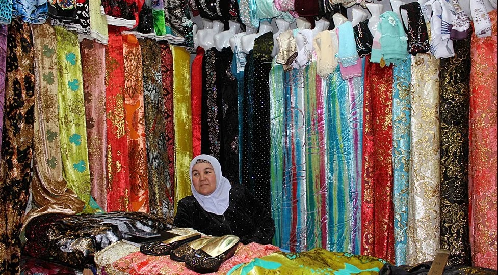Где можно купить в душанбе. Сомон бозор Худжанд ткани. Сомон ТЧ национальные платья. Таджикские платья. Ткани из Таджикистана.