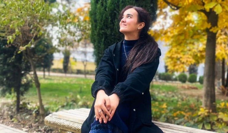 «Хочу, чтобы мои стихи брали за душу». Как девушка из Душанбе нашла своё призвание в поэзии
