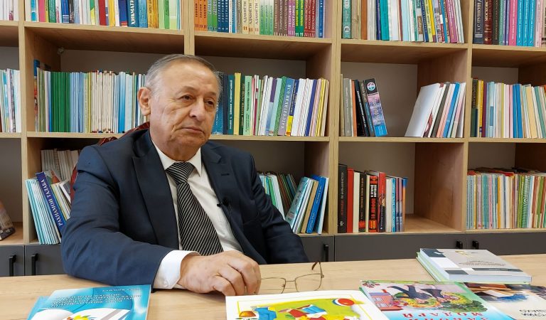 «Ни один профессор не научит тому, чему учит жизнь». Как педагог из Таджикистана открыл миру таджикский язык