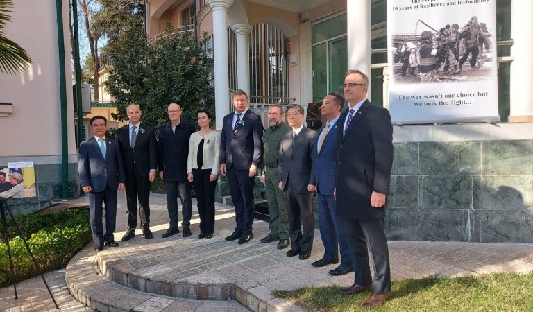 В представительстве Евросоюза в Таджикистане почтили память жертв войны в Украине
