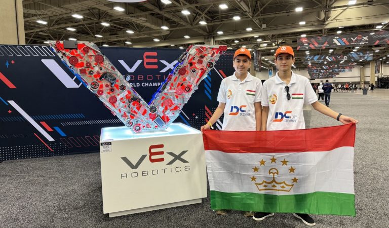 Сборная Таджикистана выступает на Чемпионате Мира по робототехнике в США
