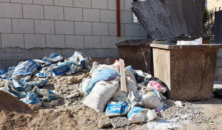 «Куда выбрасывать?» Как утилизируют строительный мусор в Худжанде