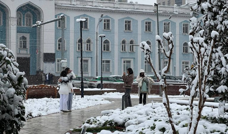 Дар Тоҷикистон боз борону барф меборад