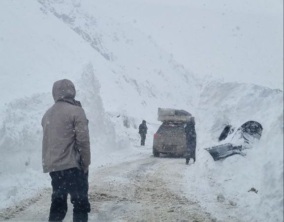 Зери тарма мондани як оила дар роҳи Душанбе-Чаноқ