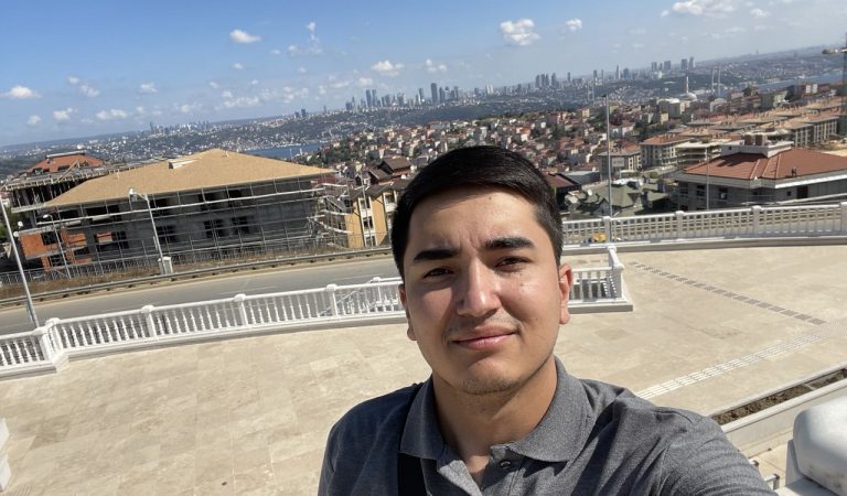 «Дорога научила терпению». Как таджикистанец выиграл грин-карту и стал дальнобойщиком в США «Дорога научила терпению». Как таджикистанец выиграл грин-карту и стал дальнобойщиком в США