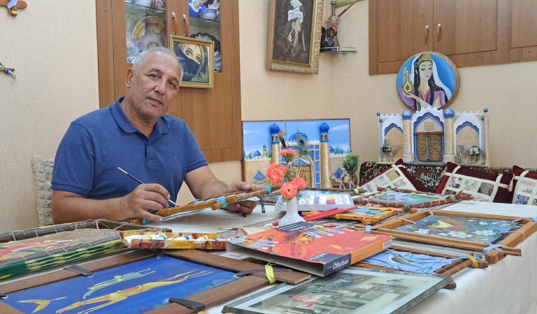Красота на коровьей шкуре. Художник из Худжанда развивает уникальное искусство
