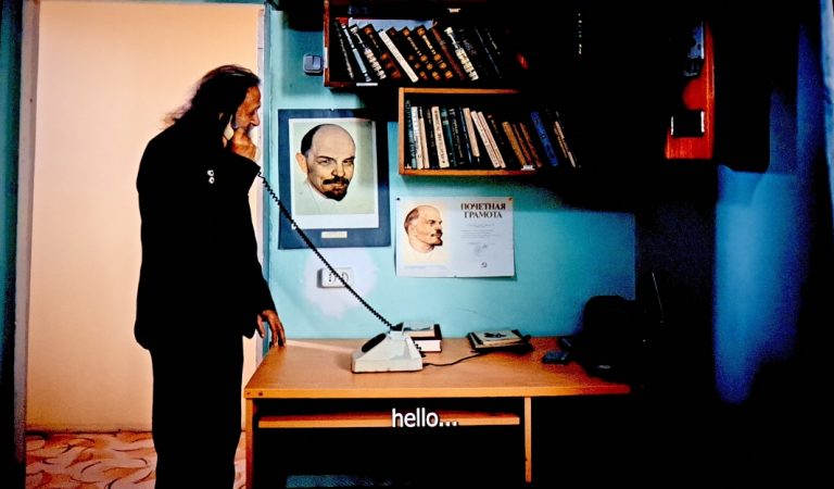 “Хоби сурх”. Филме, ки аз бархӯрди наслҳо ва паёмадҳои ногувори он нақл мекунад