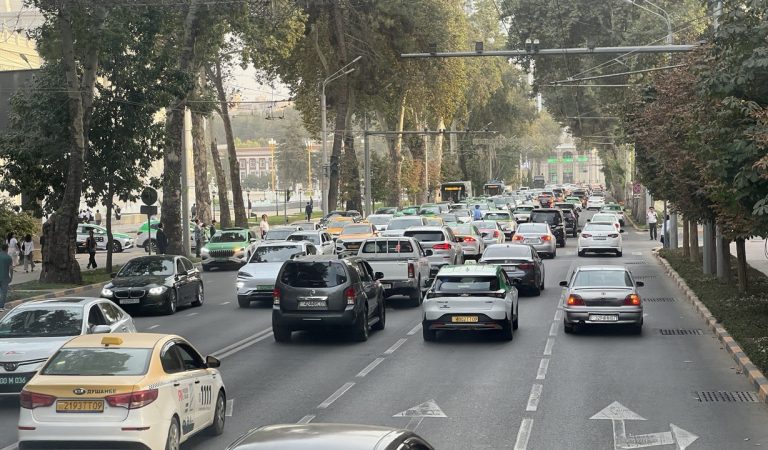 Вазири нақлиёт аз танбашавии роҳҳо нигаронӣ кардааст