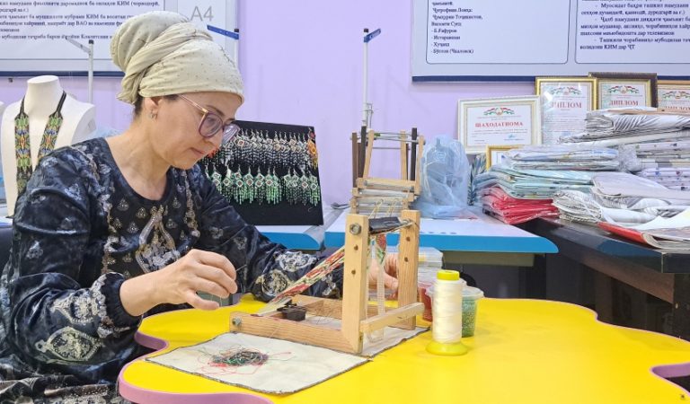 Аз шикасти зиндагӣ то ҳунаромӯзӣ. Чӣ тавр зане дар Бӯстон ба духтарони маъюб ҳунар меомӯзонад Аз шикасти зиндагӣ то ҳунаромӯзӣ. Чӣ тавр зане дар Бӯстон ба духтарони маъюб ҳунар меомӯзонад