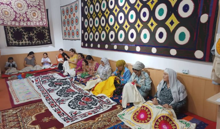 Сӯзанӣ – тасвири зиндагӣ. Чӣ тавр Панҷакент “Шаҳри ҷаҳонии ҳунармандӣ” эътироф шуд Сӯзанӣ – тасвири зиндагӣ. Чӣ тавр Панҷакент “Шаҳри ҷаҳонии ҳунармандӣ” эътироф шуд