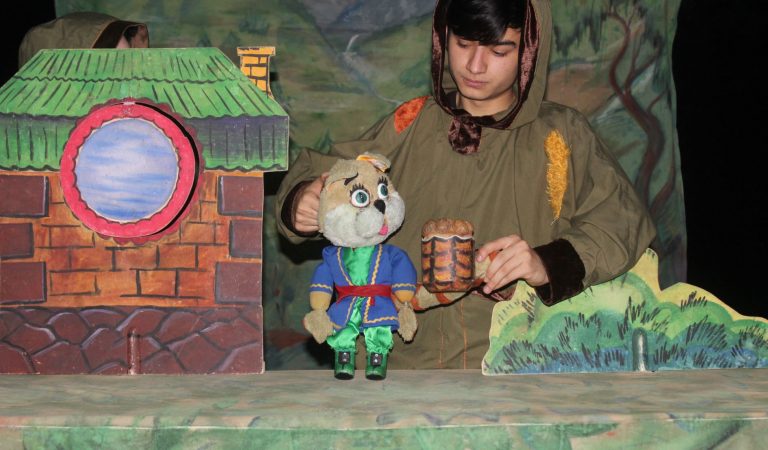 «Я родился в театре и в нем живу». Актер театра «Лухтак» о профессии и тонкостях жанра «Я родился в театре и в нем живу». Актер театра «Лухтак» о профессии и тонкостях жанра