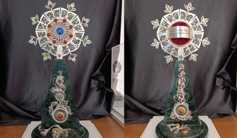 Аз ҳунари зебо то ноадолатӣ дар озмун. Чӣ тавр зану шавҳар маҳсулоти заргарӣ меофаранд