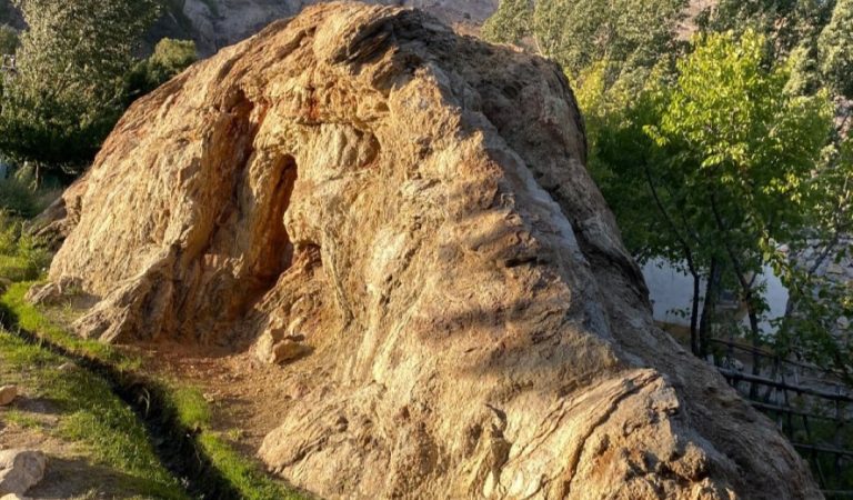 “Аждаҳорсанг” – асотире дар водии Вахони Бадахшон