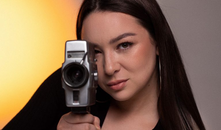 «Дубай – как наш Душанбе, но чуть больше». Как девушка из Таджикистана строит карьеру видеографа в ОАЭ